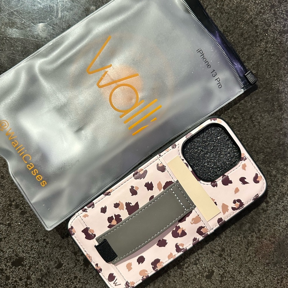 Walli phone case for iPhone 13 Pro like new